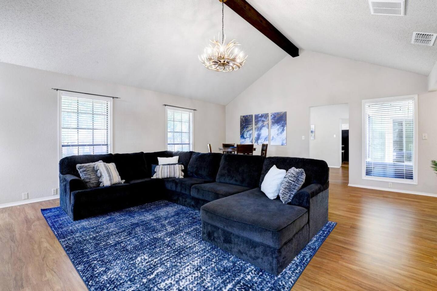 Luxurious Oasis W Serene Pool, Games & Fire Pit Holiday home